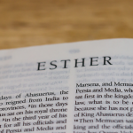 Resumo Detalhado do Livro de Ester na Bíblia