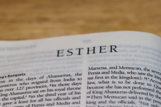 Resumo Detalhado do Livro de Ester na Bíblia