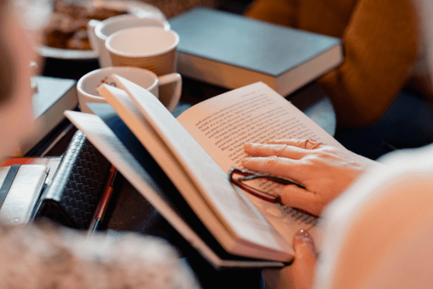 Resumo do Livro "Um Útero é do Tamanho de um Punho" de Angélica Freitas