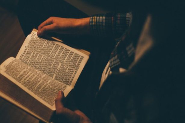 Resumo do Livro Ageu da Bíblia Reconstruindo o Templo e Restaurando a Fé