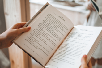Resumo do livro "O Lobo e o Cordeiro na Fonte" – Fedro