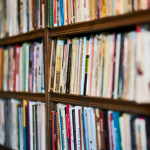 Resumo do livro "O Pavão que Queria Ser Corvo" – Lalau e Laurabeatriz