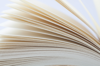 Resumo do livro "Sombras no Jardim de Vidro" – Helena Farias Monte