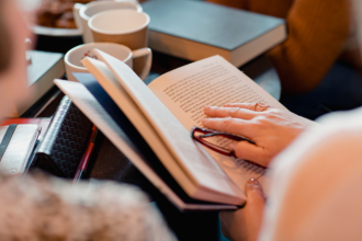 Resumo do livro “O Lenço no Túmulo” – Rute Salviano Almeida