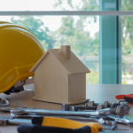 O impacto do câmbio nas importações de materiais de construção altera preços e margens, destaca Alex Nabuco dos Santos.