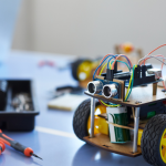 Como destaca Sérgio Bento De Araújo, a robótica na educação desenvolve competências práticas e prepara estudantes para as exigências do mercado de trabalho atual.