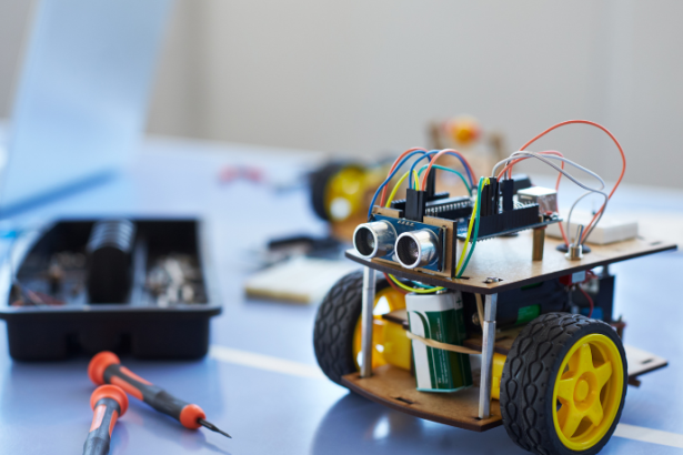 Como destaca Sérgio Bento De Araújo, a robótica na educação desenvolve competências práticas e prepara estudantes para as exigências do mercado de trabalho atual.