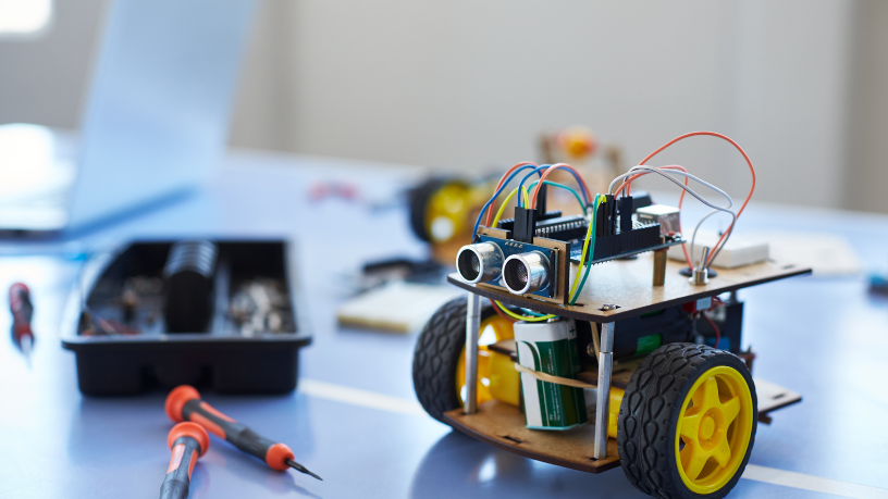 Como destaca Sérgio Bento De Araújo, a robótica na educação desenvolve competências práticas e prepara estudantes para as exigências do mercado de trabalho atual.