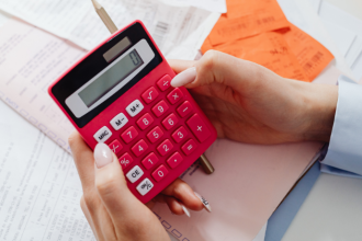 Com Victor Boris Santos Maciel, veja como a reforma tributária até 2033 influencia planejamento, gestão e decisões estratégicas.