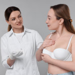 A prevenção do câncer de mama envolve informação, hábitos saudáveis e acompanhamento médico, com orientações de Vinicius Tadeu Sattin Rodrigues ao longo do conteúdo.