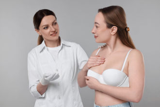 A prevenção do câncer de mama envolve informação, hábitos saudáveis e acompanhamento médico, com orientações de Vinicius Tadeu Sattin Rodrigues ao longo do conteúdo.