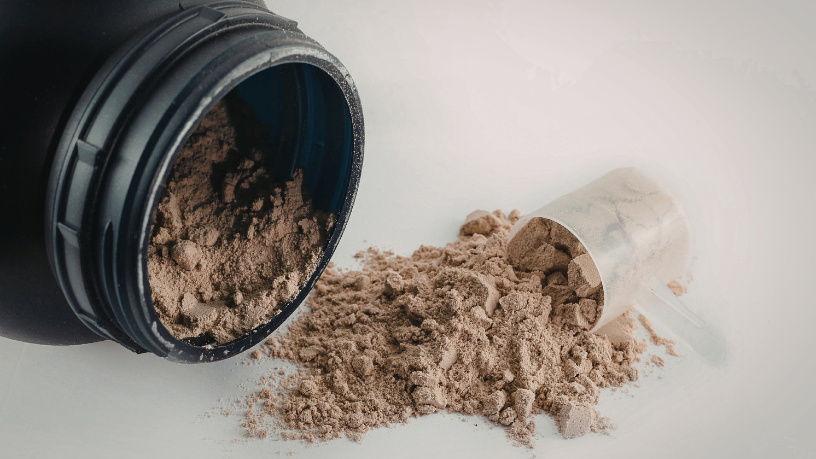 Embalagens plásticas avançadas, criadas com a expertise de Elias Assum Sabbag Junior, asseguram a conservação de suplementos e alimentos funcionais.