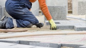 No entendimento de Valderci Malagosini Machado, os pisos intertravados se destacam pela composição inteligente, pelo sistema de encaixe e pelos princípios do travamento estrutural.