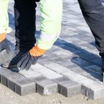 Valderci Malagosini Machado explica a composição dos pisos intertravados, seu funcionamento e os princípios técnicos que garantem resistência e durabilidade.