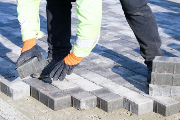 Valderci Malagosini Machado explica a composição dos pisos intertravados, seu funcionamento e os princípios técnicos que garantem resistência e durabilidade.