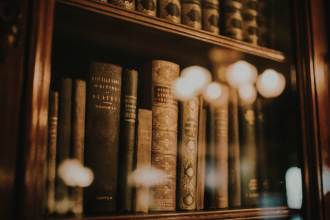 Por que os clássicos da literatura estão voltando às listas de mais vendidos em 2026 e o que isso revela sobre o aprendizado moderno