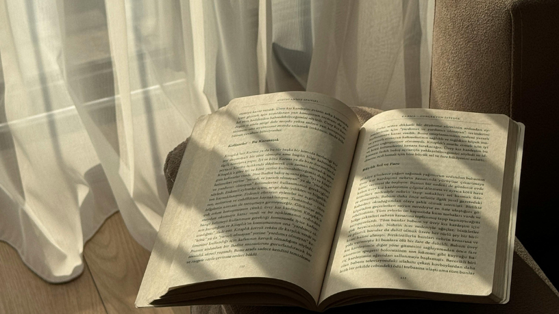 O Deus das Pequenas Coisas, de Arundhati Roy: o romance que revela amor, desigualdade e os efeitos duradouros de uma tragédia familiar